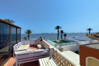 Edificación de doble planta a pie de playa en Los Urrutias para reformar