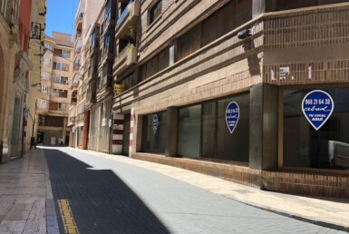 Gran local comercial de unos 260 m2, junto a Traperia, en la Calle Villaleal.