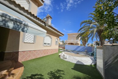 ESPECTACULAR CHALET EN URB. ESTRELLA DE MAR