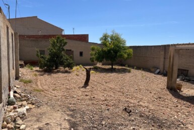 Parcela construida urbana con almacén en Barinas