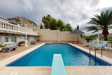 🏡 Chalet Independiente con Encanto en Parcela de 1.200 m² – 6 Dormitorios, Piscina y Amplios Jardines 🏡