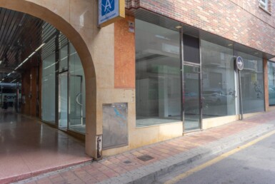 Amplio Bajo en Galería Comercial con Excelente Iluminación Natural