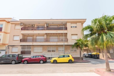 Junto al Club Nautico y al paseo Maritimo