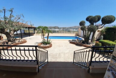 Espléndido chalet en el Esparragal, con piscina y parcela de 800 m2.