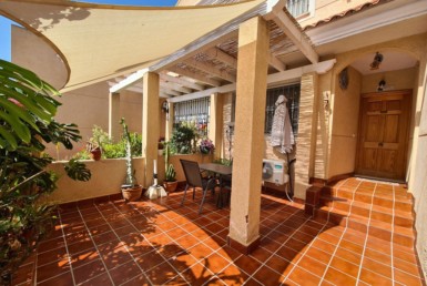 Se vende dúplex en Los Dolores con jardín, cochera y terraza.