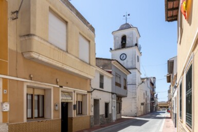 CASA de PUEBLO ORIENTADA a 2 CALLES en SAN FULGENCIO