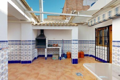 ¡Gran Oportunidad! Casa en Alcantarilla en dos plantas con patio y terraza – Planta alta a reformar