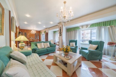 Piso en el Corazón de la Ciudad: Amplios Espacios y Comodidad